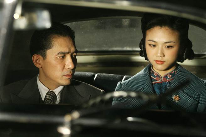 梁朝伟（左）跟汤唯主演的《色，戒》也将登上串流平台。（CATCHPLAY提供）
