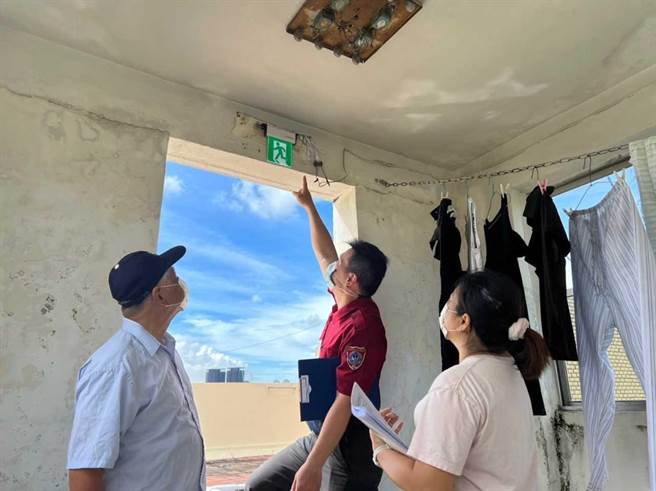 全国首创3灯2器消防设备补助，高市20年老旧大楼701栋设置完成。（翻摄照片／高雄洪靖宜传真）