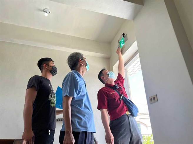 全国首创3灯2器消防设备补助，高市20年老旧大楼701栋设置完成。（翻摄照片／高雄洪靖宜传真）