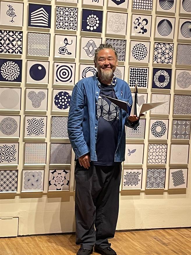 野老朝雄以几何图案设计出诸多图纹。（李怡芸摄）