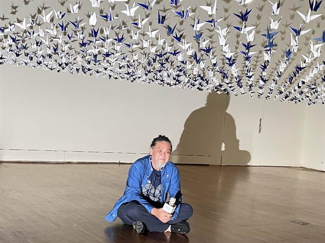 野老朝雄与台湾民眾共同创作的「祈福千纸鹤」传递友好连结。（李怡芸摄）