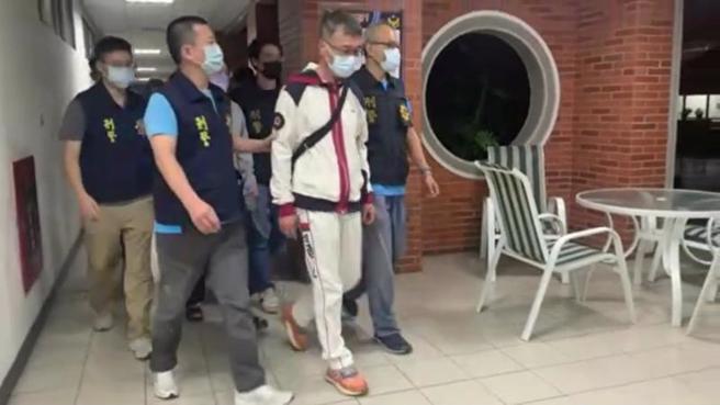 彰化县林男（前右2）以投资当铺、布厂、土地开发等名义，谎称有高投报率向民眾吸收资金后逃逸，警方循线逮捕林男等3人，经清查金流发现，全案吸金诈骗金额近新台币10亿元，讯后送办。（图/ 中央社）