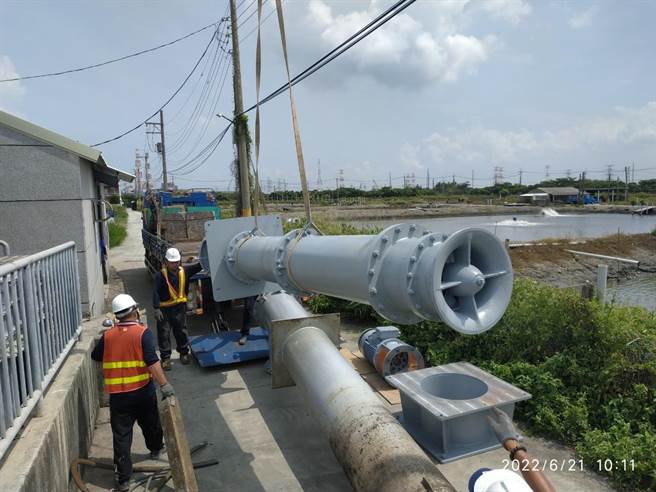 高雄市永安盐田抽水站设备提升防洪量能。（高雄市水利局提供／林瑞益高雄传真）