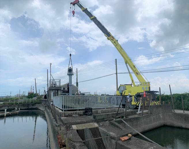 高雄市水利局改善盐田抽水站的抽水机设备，盼该地区不再淹水。（高雄市水利局提供／林瑞益高雄传真）