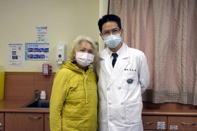 大林慈济医院承接嘉义县偏乡大埔医疗站多年，近来当地余姓妇人（左）腹部经常反覆绞痛，医师建议到大林慈济医院治疗，经诊断为罕见的小肠扭转，开刀后恢復健康。（图/ 中央社）