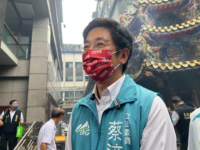 立委蔡适应表示，很高兴各参选人对部分政策有相同看法，但他早在2019立法院公开质询1280月票议题。（陈彩玲摄）