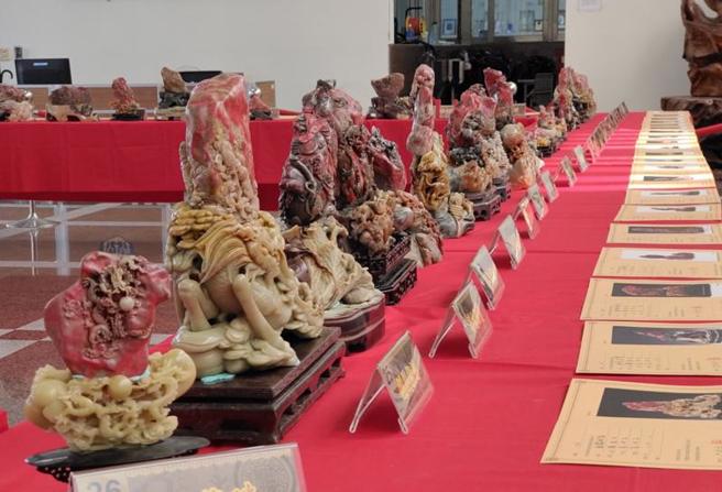 苗栗地检署嘱托法务部行政执行署新竹分署，针对「红富海」吸金案主嫌名下财产进行变价拍卖，第3波拍卖将推出72件鸡血石雕刻艺术品，19日先举办鑑赏会，提供收藏家眼见为「评」的机会。（图/ 中央社）