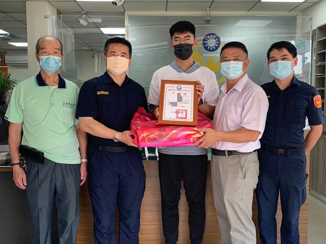 热心民眾大外割助警抓犯嫌，桃园中坜警寻人成功致谢。（警方提供／吕筱蝉桃园传真）