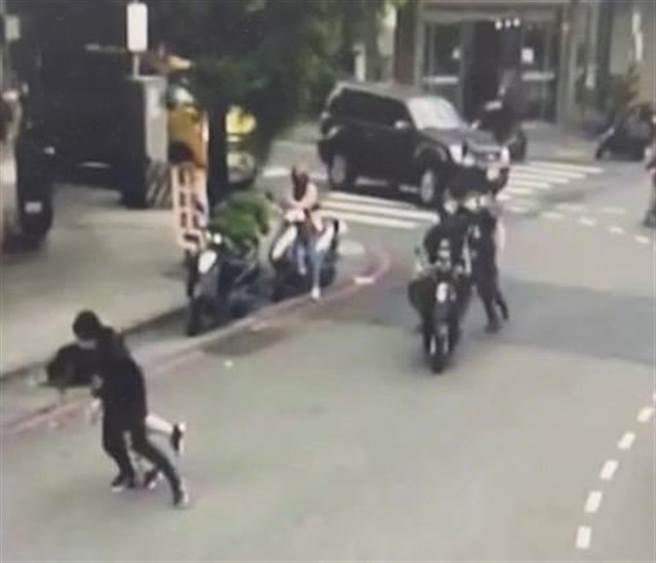 热心民眾大外割助警抓犯嫌，桃园中坜警寻人成功致谢。（警方提供／吕筱蝉桃园传真）