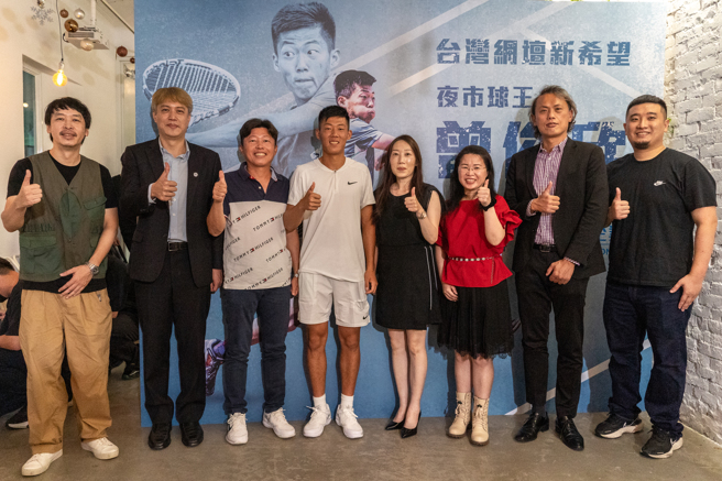 网球好手曾俊欣（左四）挑战梦想，父亲（左三）和母亲（右四）全力支持。（展逸国际企业提供）