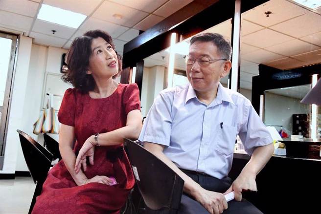 台北市长柯文哲(右)对妻子陈佩琪(左)常在脸书开炮评论时事表示尊重。（资料照／取自柯文哲脸书）