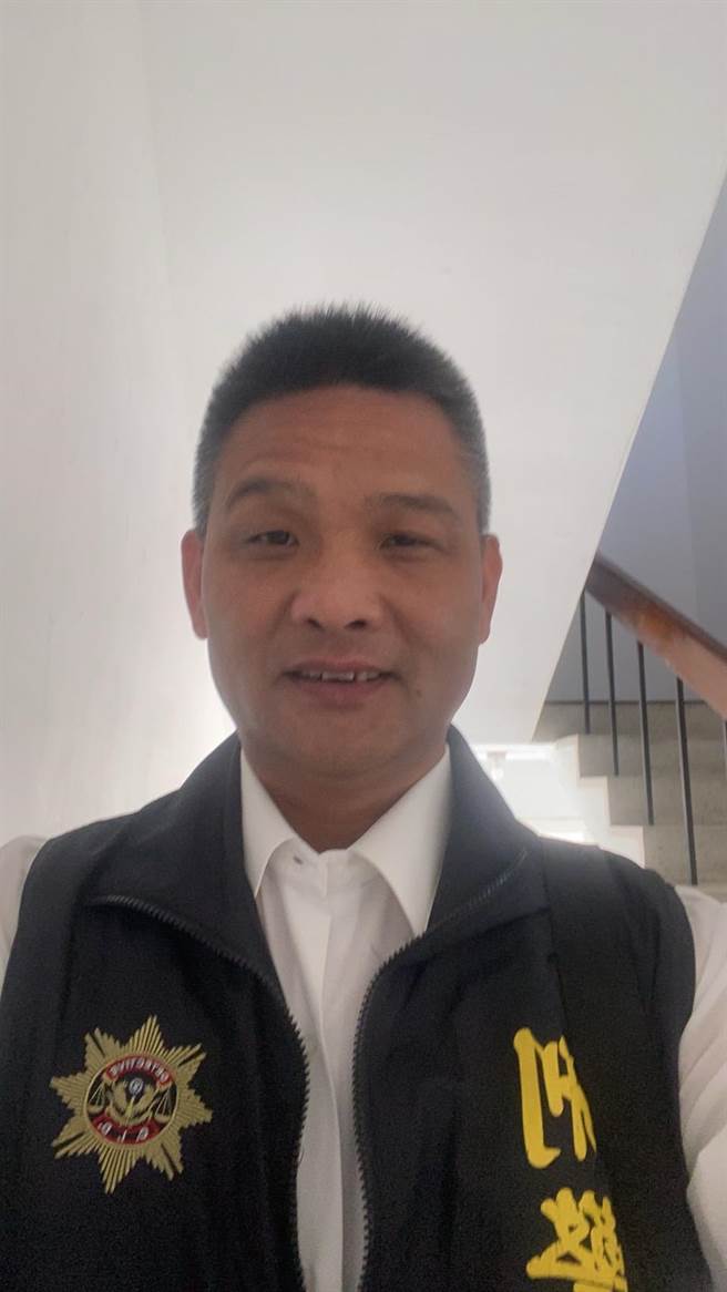 年前才自大湖警分局侦查队长任内退休的陈增煌，经常协助乡亲解决法律难题。（读者提供／谢明俊苗栗传真）