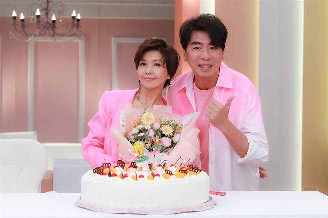 梁赫群（右）和製作單位替于子育驚喜慶生。（民視提供）