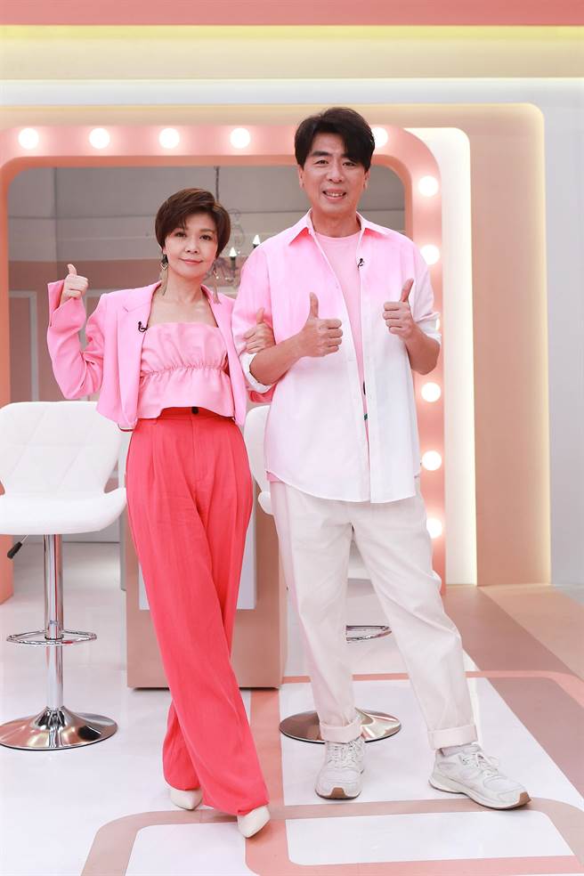 于子育（左）、梁赫群主持的《姊妹靚起來》改名為《姊妹亮起來》。（民視提供）