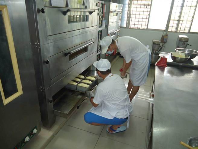 苗栗看守所麵包部用心烘焙麵包。（苗栗看守所提供／李京昇苗栗傳真）