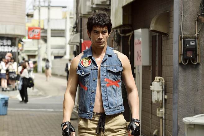 伊藤英明大秀精壮肌肉，试图拯救世界灭亡危机。（采昌国际多媒体提供）