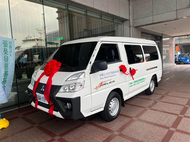 張榮發慈善基金會得贈全新8人座車輛。（陳彩玲攝）
