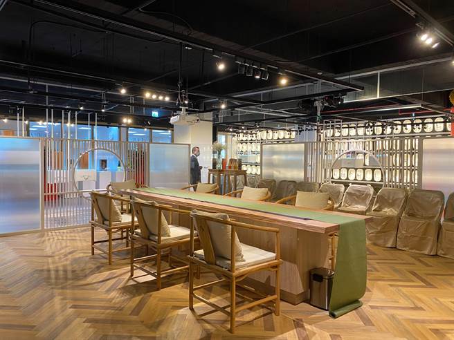 台湾农渔业物产馆不只有品牌故事，还展售农特产品，更设有品茗空间。（张亦惠摄）