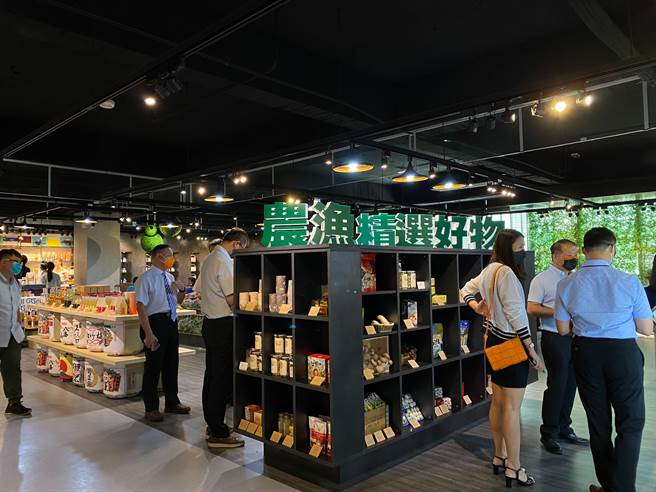 台湾农渔业物产馆不只有品牌故事，还展售农特产品，更设有品茗空间。（张亦惠摄）