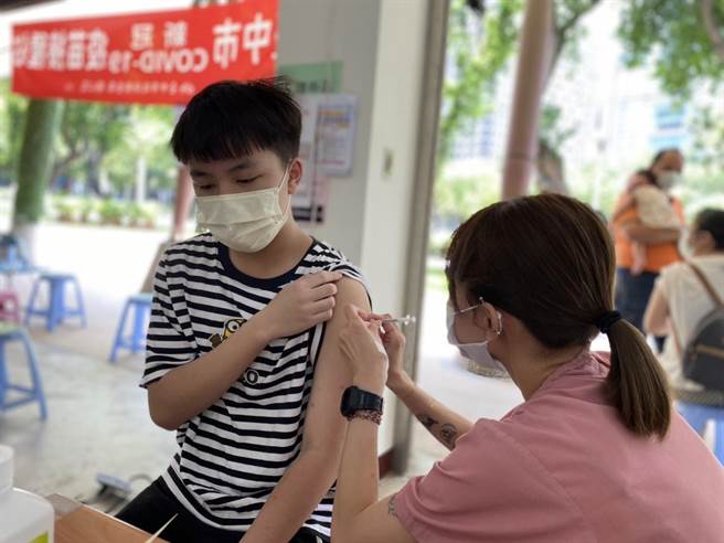 台中市目前仅剩2700剂BNT疫苗，近期中央将不再拨补，卫生局基于一瓶至少打6人，目前只拨配给文心森林文展站进行接种。（施胜桓提供／冯惠宜台中传真）