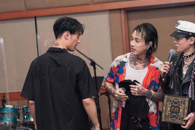 TRASH練團時，博文秀出脖子上的刺青。（寬宏藝術提供）