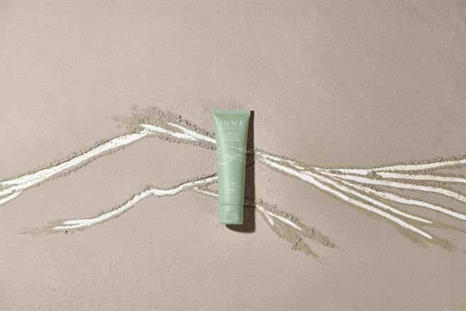 童顏有机全新「净肤平衡绿石泥膜慕丝」，以天然有机成分提供全肤质适用的温和深度清洁 。（童顏有机提供）