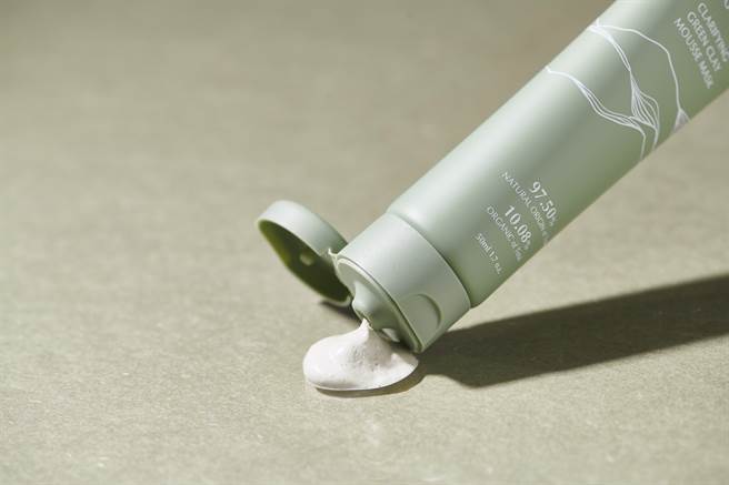 童顏绿泥「净肤平衡绿石泥膜慕丝」以温润的慕丝质地让清洁后的肌肤滋润不紧绷。（童顏有机提供）