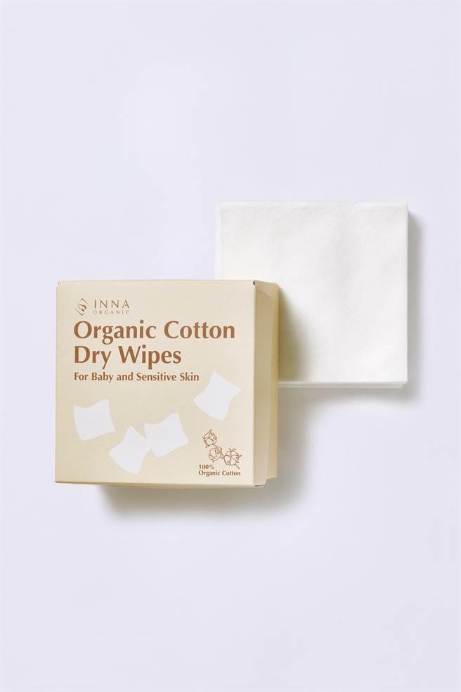 童顏有机 有机棉万用巾轻拭卸除脸部泥膜 可达到深度且温和的清洁效果。（童顏有机提供）