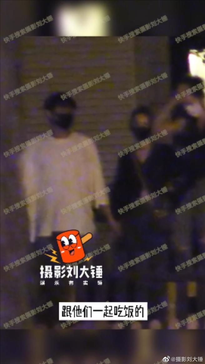 大陆狗仔「摄影王大锤」曝光井柏然、刘雯超闪十指紧扣画面。(图/摄影刘大锤 微博)