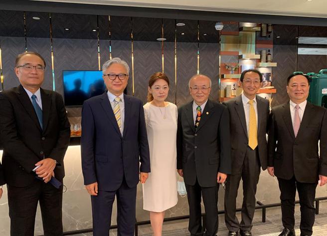 （宏远证101分公司19日举行开幕酒会，贺客盈门。图／李娟萍）