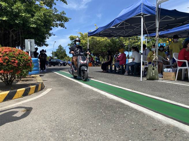 高雄區監理所聯合台東縣政府19日在東陞駕訓班舉辦「騎車上駕訓、安全不靠運」交通安全推廣。（蔡旻妤攝）