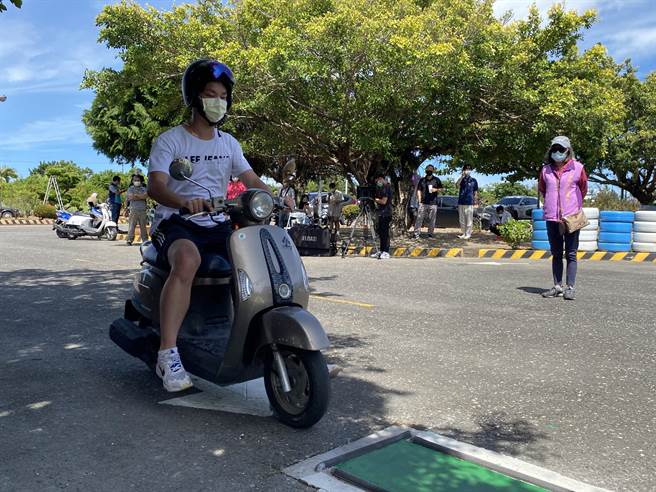高雄區監理所聯合台東縣政府19日在東陞駕訓班舉辦「騎車上駕訓、安全不靠運」交通安全推廣。（蔡旻妤攝）