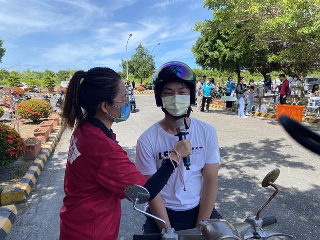 高雄區監理所聯合台東縣政府19日在東陞駕訓班舉辦「騎車上駕訓、安全不靠運」交通安全推廣。（蔡旻妤攝）
