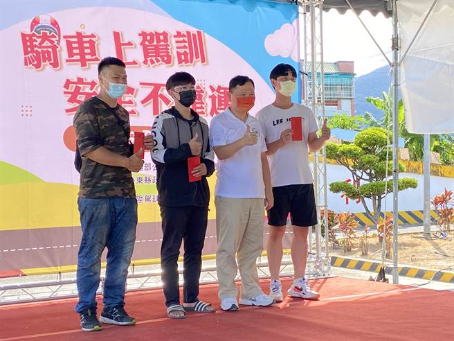 高雄區監理所聯合台東縣政府19日在東陞駕訓班舉辦「騎車上駕訓、安全不靠運」交通安全推廣。（蔡旻妤攝）
