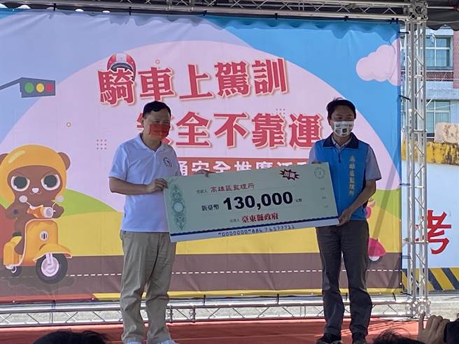 高雄區監理所聯合台東縣政府19日在東陞駕訓班舉辦「騎車上駕訓、安全不靠運」交通安全推廣。（蔡旻妤攝）