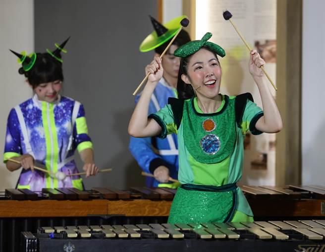 朱宗慶打擊樂團2022豆莢寶寶兒童音樂會記者會19日舉行，結合打擊樂與兒童劇場，讓孩子們在豆莢寶寶親近有趣的互動之下，輕鬆接觸高水準的音樂演出。（季志翔攝）