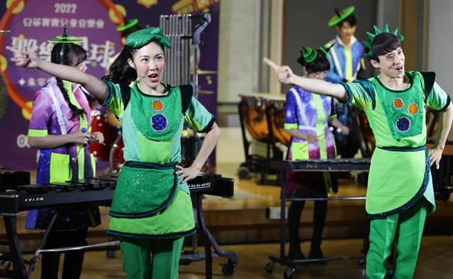 朱宗慶打擊樂團2022豆莢寶寶兒童音樂會記者會19日舉行，結合打擊樂與兒童劇場，讓孩子們在豆莢寶寶親近有趣的互動之下，輕鬆接觸高水準的音樂演出，從小培養對於音樂的鑑賞力。（季志翔攝）