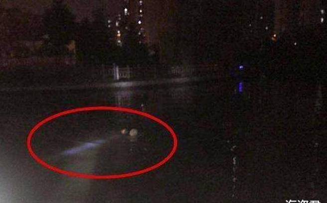 钓客发现水里似乎漂着人，第一时间以误以为是「充气娃娃」。(图/搜狐网)