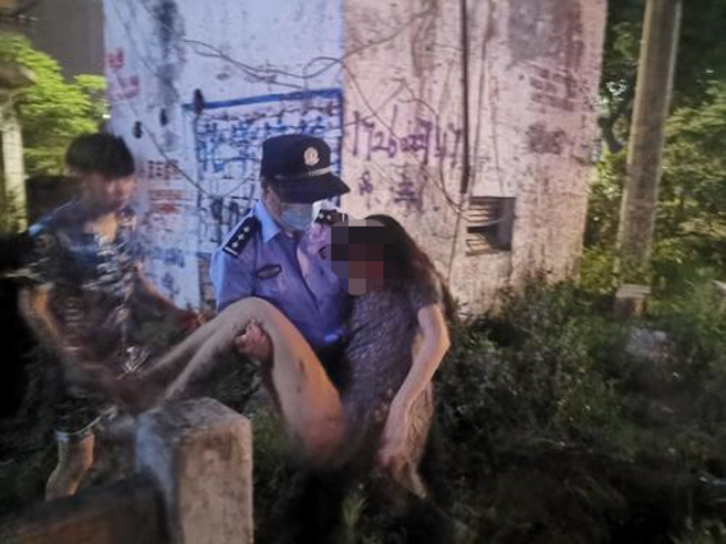 警方将失恋长髮女子送医急救。（翻摄自台州晚报）