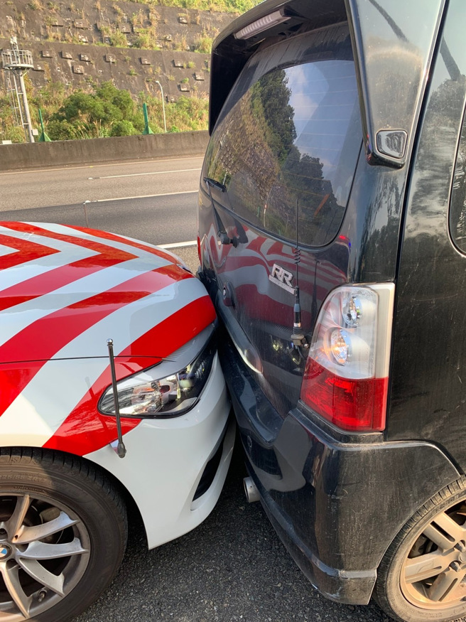 男不满被国道警拦查 气炸倒车撞烂警车车头 瞎掰：不小心的。(图/李文正翻摄)
