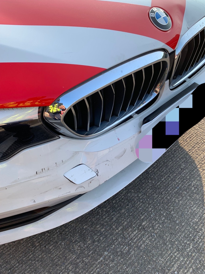 男不满被国道警拦查 气炸倒车撞烂警车车头 瞎掰：不小心的。(图/李文正翻摄)