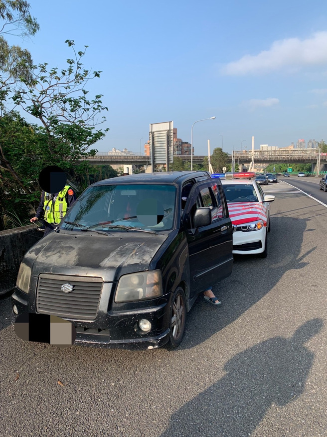 男不满被国道警拦查 气炸倒车撞烂警车车头 瞎掰：不小心的。(图/李文正翻摄)