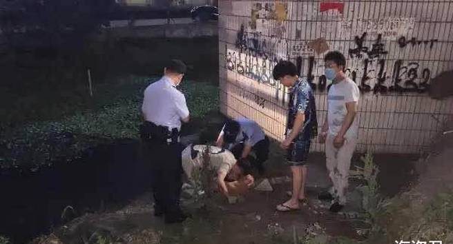 村民们将长髮女子救上岸。（图／搜狐网）