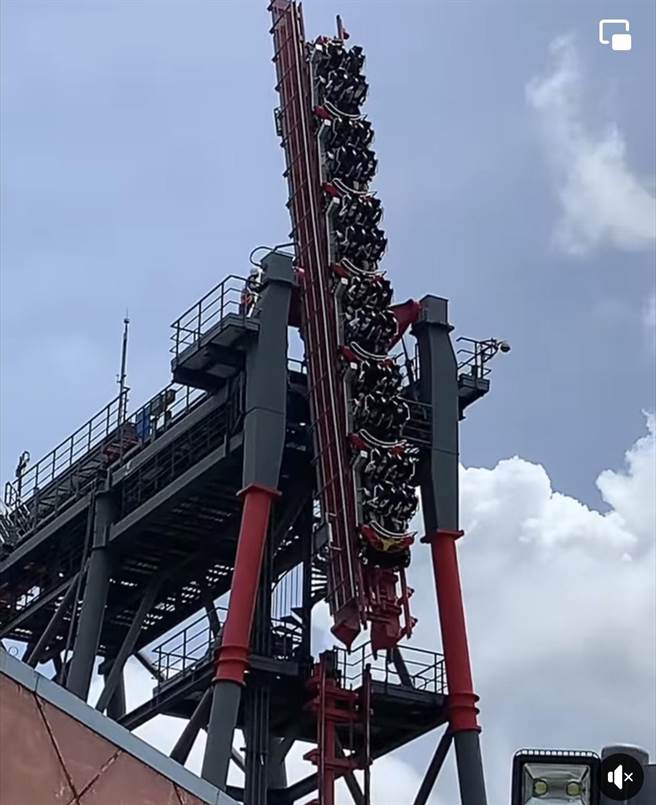 后里丽宝乐园断轨式云宵飞车，前天突然停止吓到游客，业者说明是安全机制启动。（翻摄脸书「记者爆料网2.0」）
