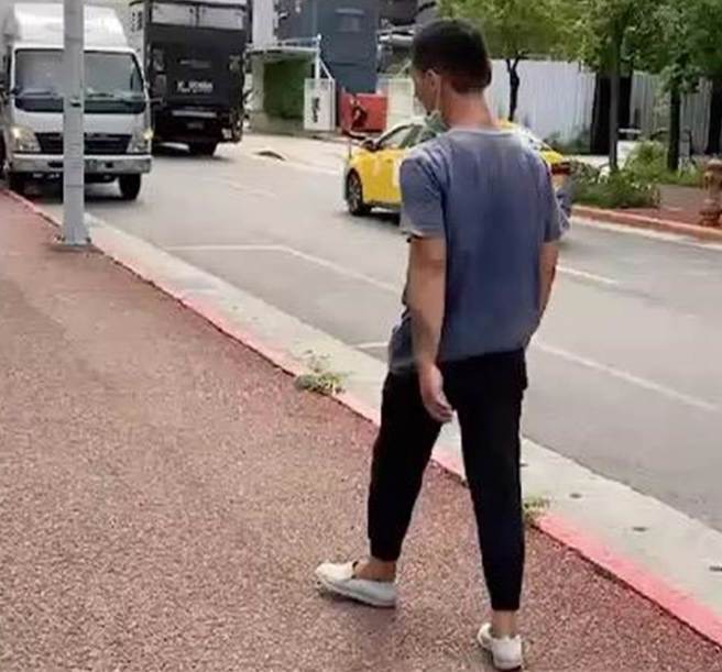 北投一名吴姓女教师，12日在图书馆清江分馆遭街友殴伤。（翻摄画面）