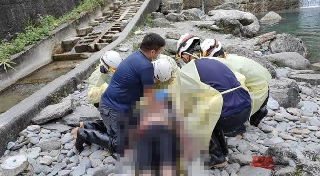 张男和家人到花莲秀林乡娑婆噹溪戏水，见2名女儿落入深水区，赶紧下水救援，虽成功救起女儿，自己却不幸溺毙。（花莲县消防局提供／罗亦晽花莲传真）