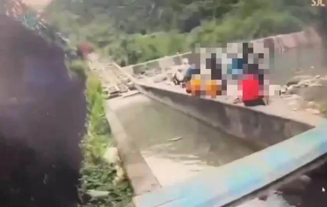 张男和家人到花莲秀林乡娑婆噹溪戏水，见2名女儿落入深水区，赶紧下水救援，虽成功救起女儿，自己却不幸溺毙。（警方提供／罗亦晽花莲传真）