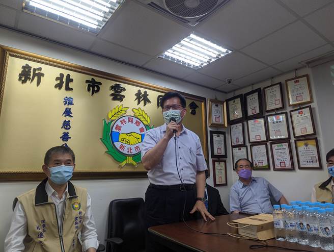 民进党的新北市参选人林佳龙，目前已经迁户籍到新北市板桥区备战，他表示之所以会选择迁户籍到板桥，是因为那里不仅是市政府的所在地，同时也是妈妈、奶奶工作生活的地方，可说板桥就是自己的生活圈。(黄敬文摄)