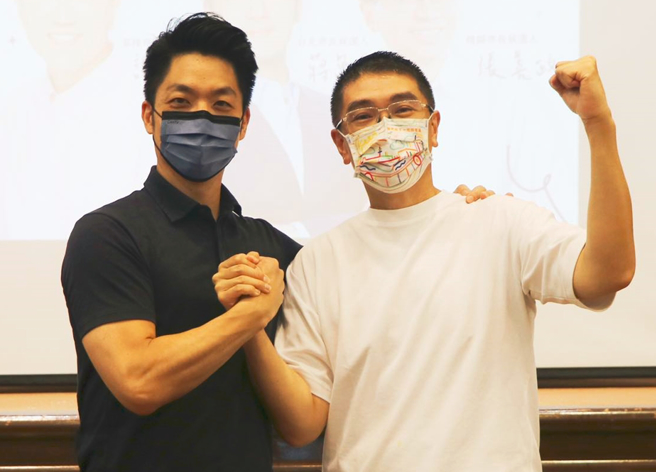 谢国梁(右)认为基隆与台北关系密不可分，希望未来共同创造就业愿景，左为蒋万安。（图／取自谢国梁脸书）