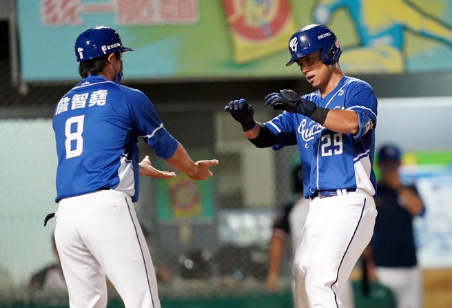 富邦悍將申皓瑋敲出本季第3轟，助隊追平比分。（富邦悍將提供）